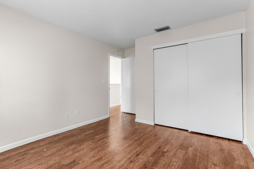 Building Photo - 2078 Loma Linda Way N