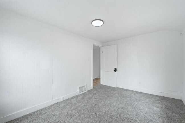 Building Photo - Updated 3BR with Fresh Finishes