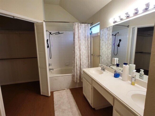Building Photo - 304 N Kings Canyon Dr