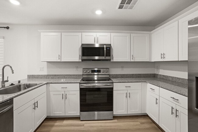 Building Photo - Beautiful 3 BR 2.5 BA Townhouse built in 2...