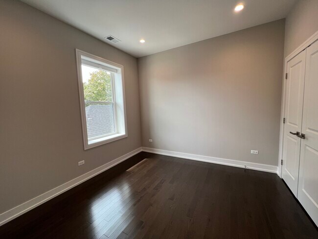 Building Photo - 4927 N Claremont Ave