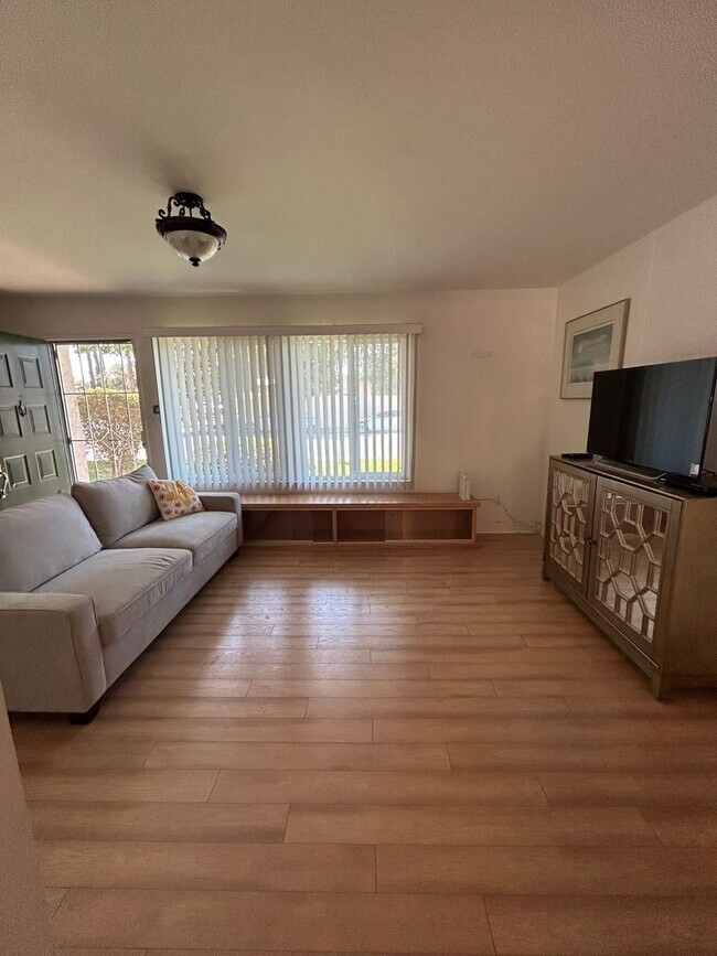 Building Photo - 8915 Salmon Falls Dr