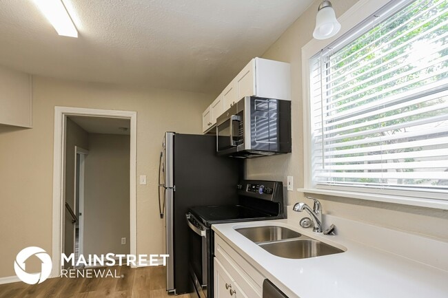 Building Photo - 1480 Park St