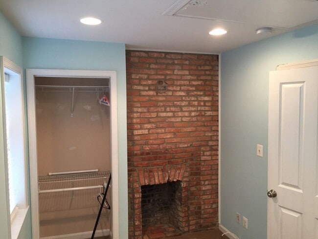 Building Photo - Charming 2-Bedroom, 2-Bath Townhome with Historic Character and Private Patio Near Fells Point