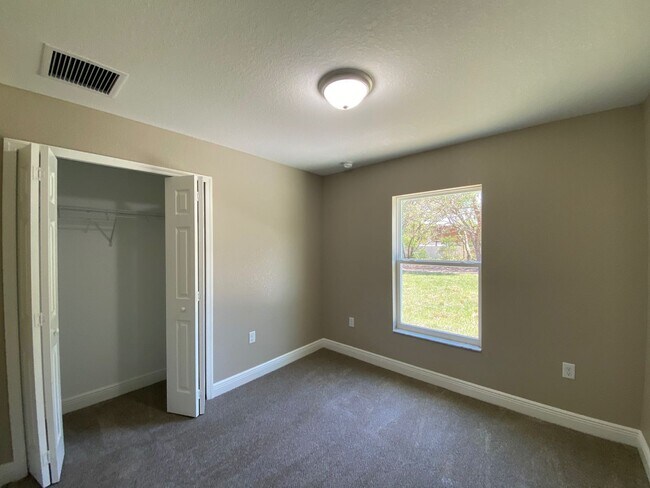 Building Photo - Desirable SW Ocala Neighborhood 4/2/2 *WON'T LAST*