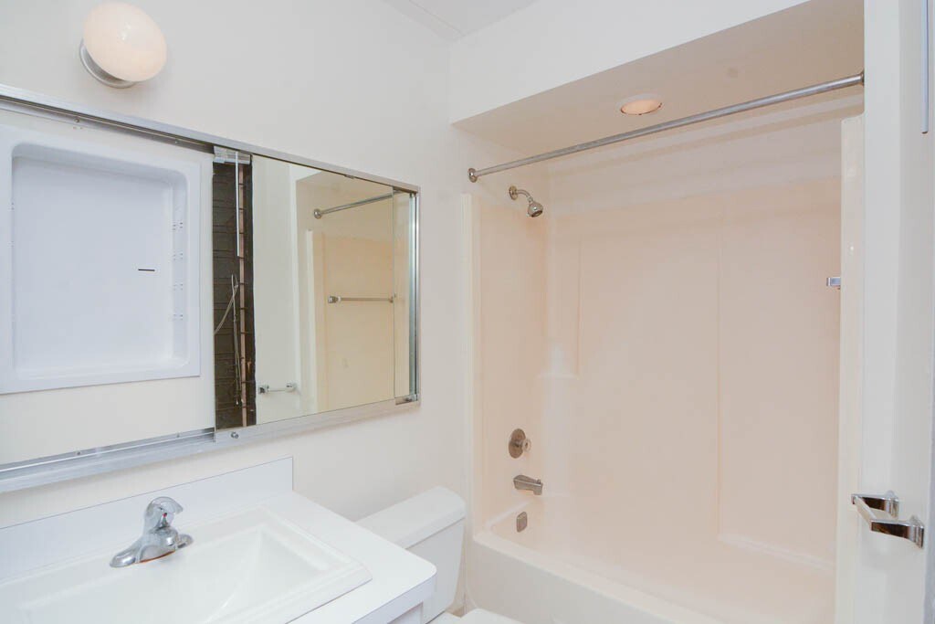 Building Photo - 622 W Wellington Ave