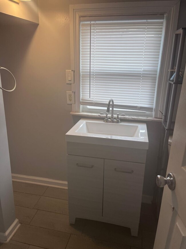 Building Photo - 2 bed, 1 Bath