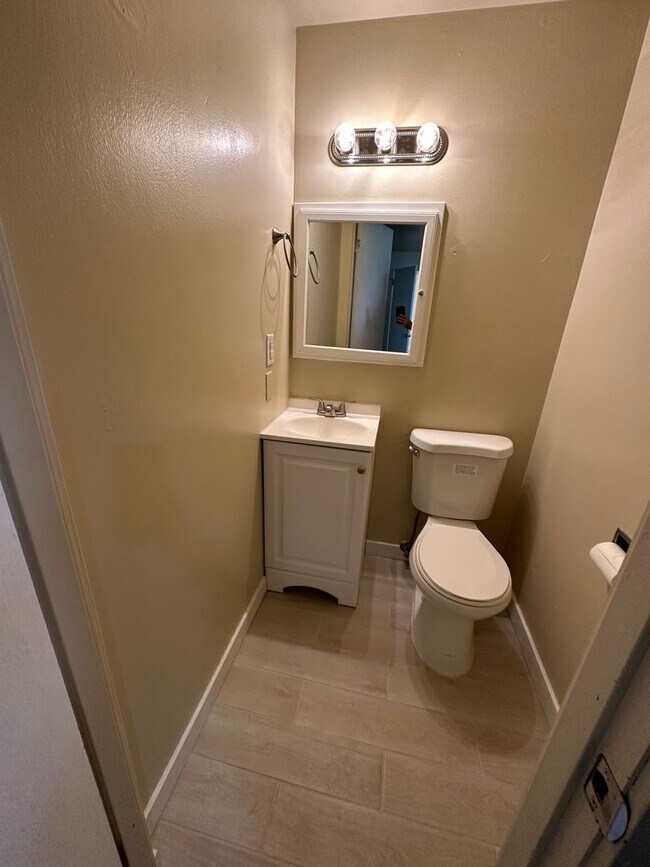 Building Photo - 3 Bedroom 2.5 Bathroom Hardwood Floors Fen...