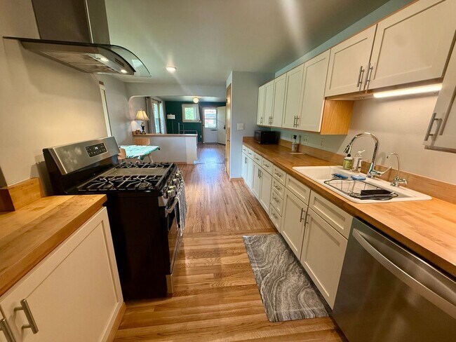 Building Photo - Stunning 3 Bed / 2 Bath Home on 10th Street!