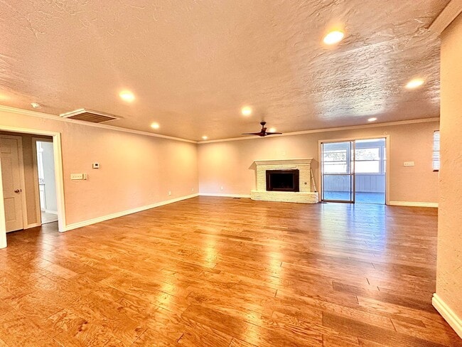 Building Photo - 3 Bed Home OKC - Move in Deposit-Free! (If Qualified)