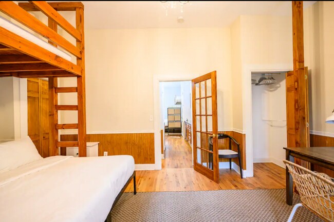 extra large private bedroom - 134 Coles St