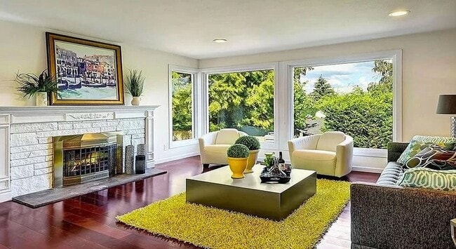 Building Photo - Beautiful, recently remodeled 4 bedroom, 3...