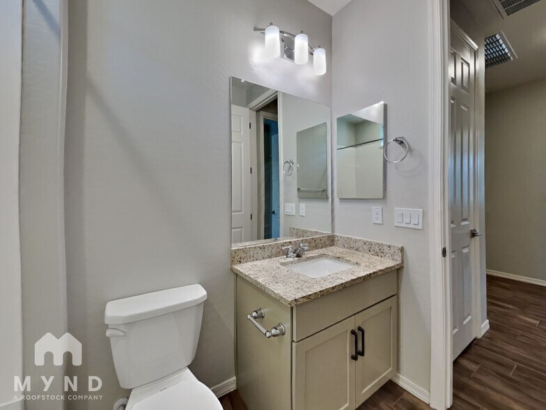 Building Photo - 15093 W Latham St