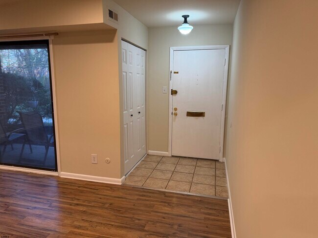 Building Photo - 104 Vail Ct