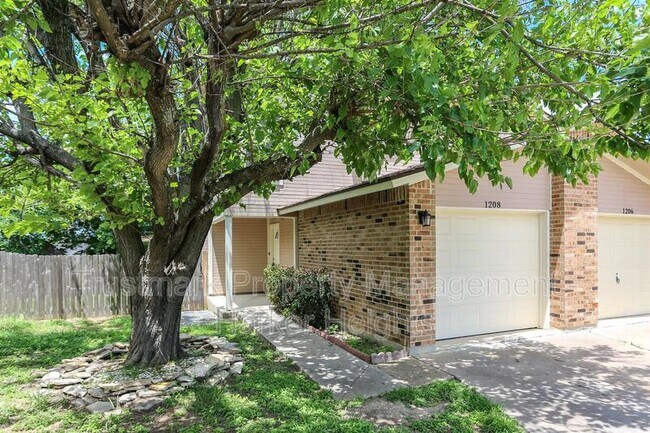 Building Photo - 1208 Westway Cir