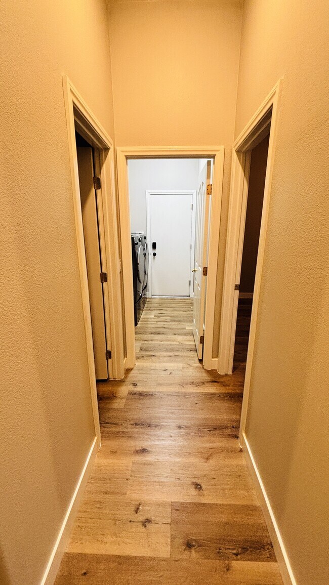 Building Photo - 917 Coldwater Falls Way