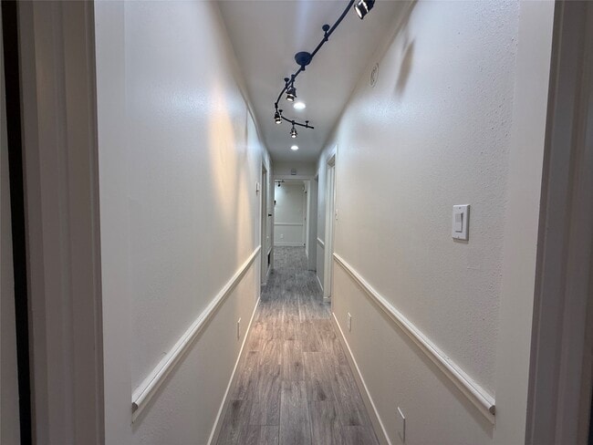 Building Photo - 822 Hidden Valley Dr