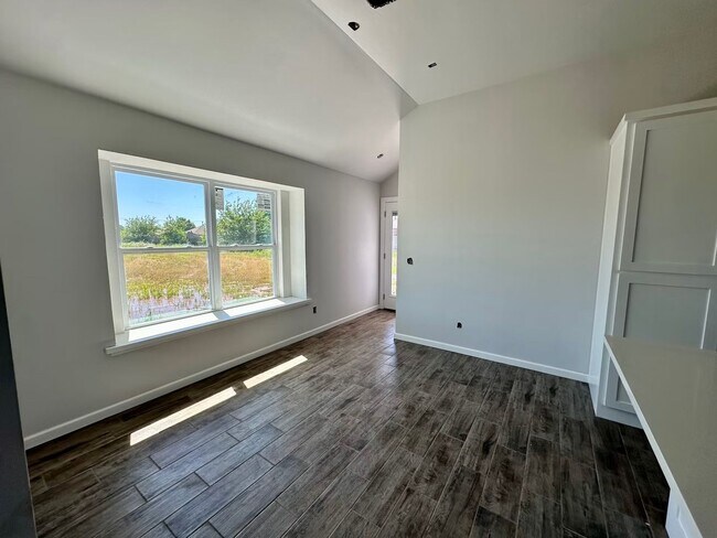 Building Photo - 1st Month Free!