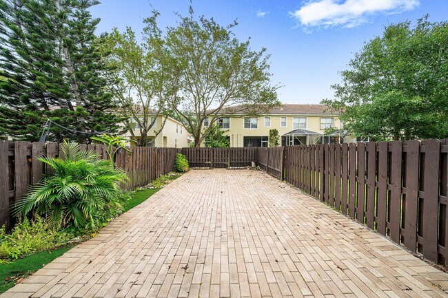 Building Photo - 9663 Lago Dr