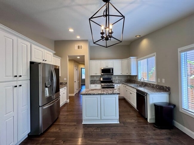 Building Photo - Available for LEASE! 3 bedroom 2 bathroom ...