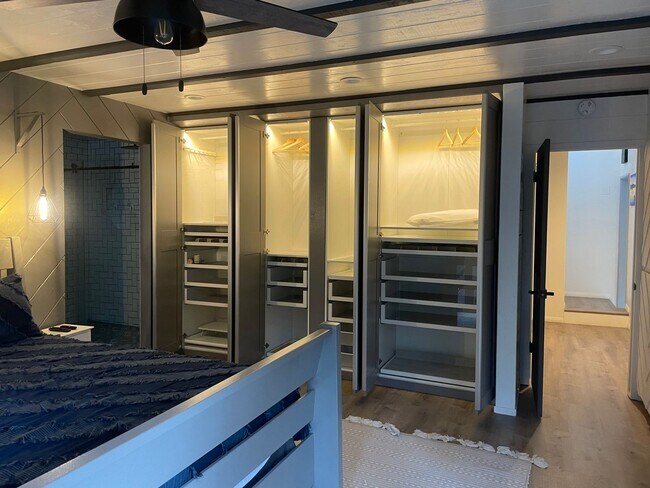 Building Photo - Large home level entry with garage.