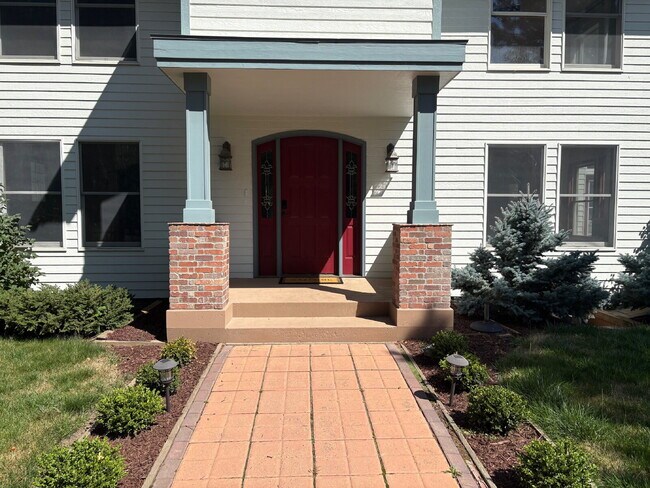 Building Photo - Spacious home in country setting, yet close to amenities