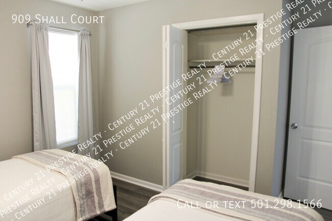 Building Photo - 909 Shall Ct