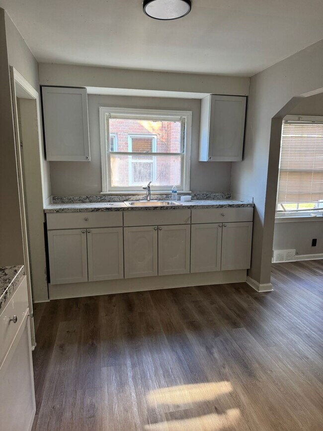 Building Photo - Comfortable 3-Bedroom Rental on Elmdale Street