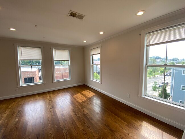 Building Photo - 2747 Washington St