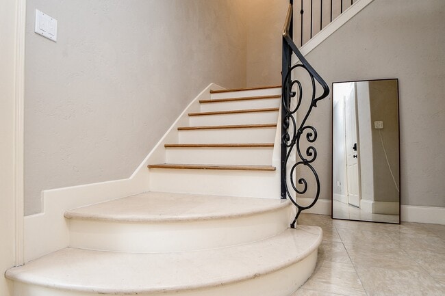 Building Photo - 2094 Brentwood Dr