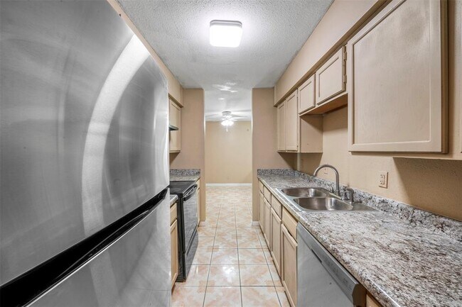 Building Photo - 9700 Leawood Blvd