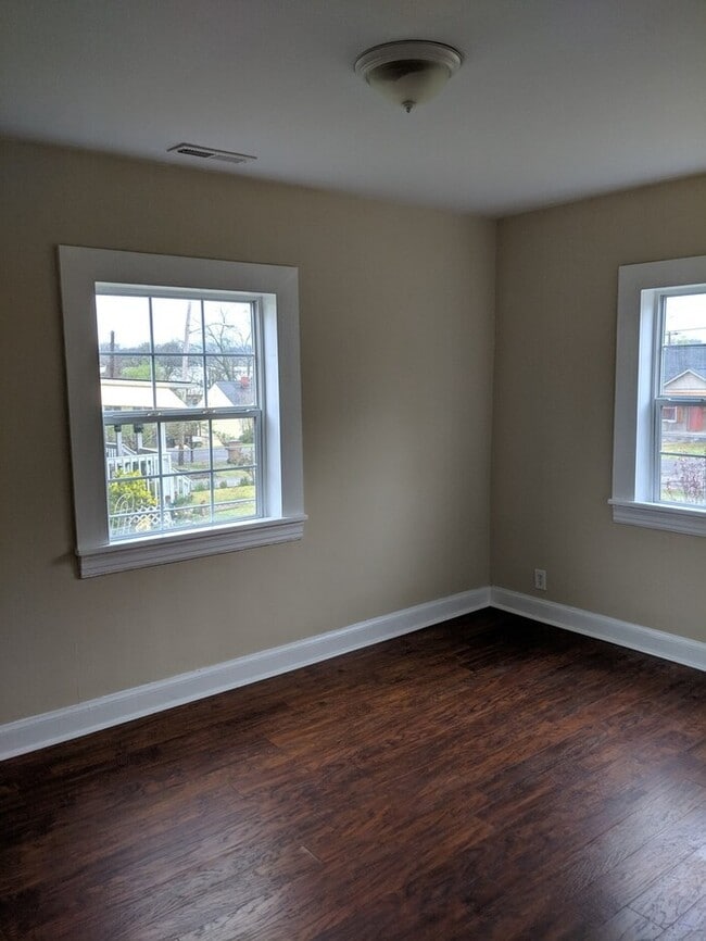 Building Photo - 3 Bed, 1 Bath - East Nashville Gem, Walking Distance to The Pharmacy