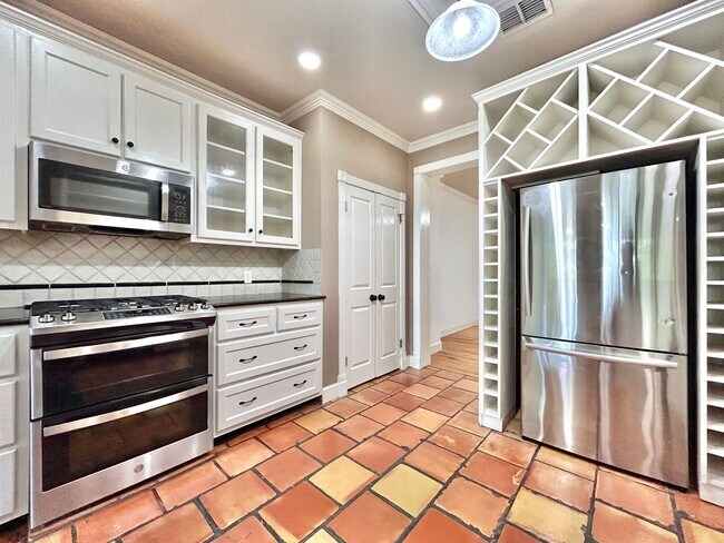 Building Photo - 4 Bed / 2 Bath Spacious One-Level Home wit...