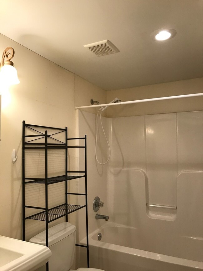 Building Photo - Amazing 4 Bedroom, 3 Bath Home With 2 Kitc...