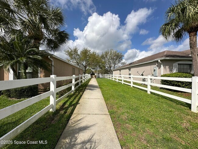 Building Photo - 670 Benton Dr