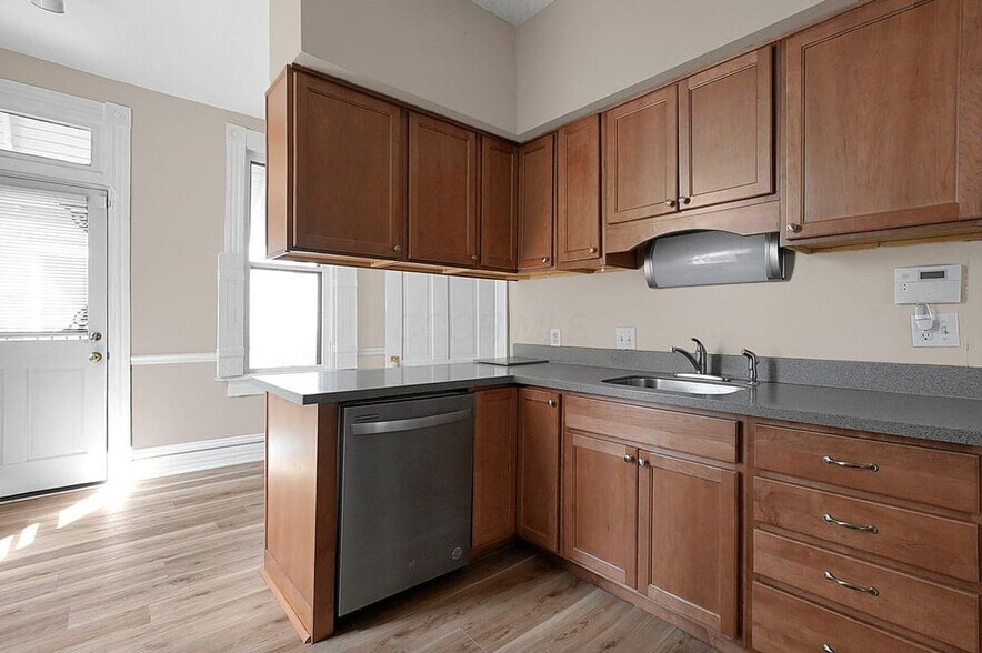 Kitchen - 328 W 1st Ave