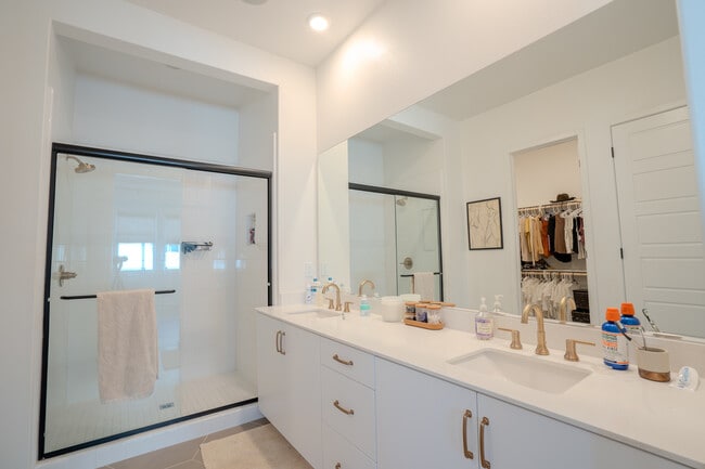 Principal Bathroom - 26939 Goldfinch Ln