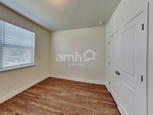 Building Photo - 7077 Creeksong Dr