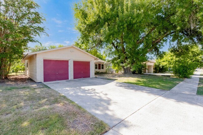 Building Photo - 2404 Andover Dr