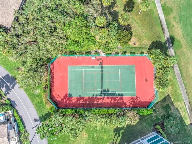 Building Photo - 233 NE Edgewater Dr