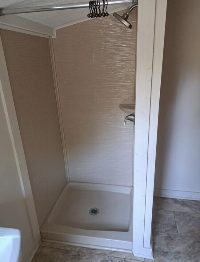 Building Photo - "Charming 2-Bedroom Retreat with Granite Touches and Hardwood Elegance in Hendersonville!"