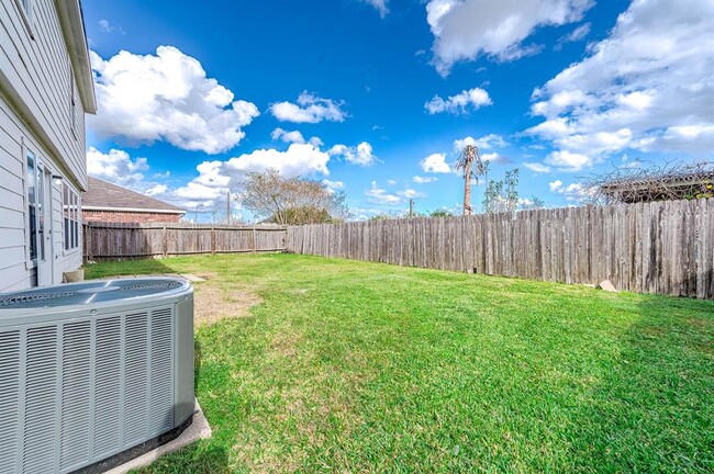 Building Photo - 16515 Eaglewood Shadows Dr