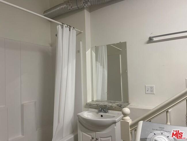 Building Photo - 2763 Fairmount Ave