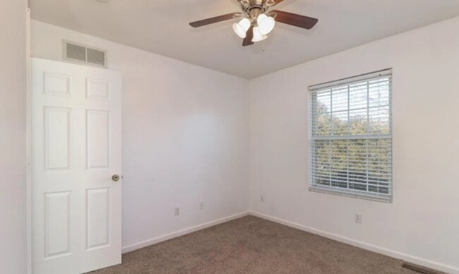 Building Photo - Spacious & Stylish 4-Bed, 4-Bath Townhome ...