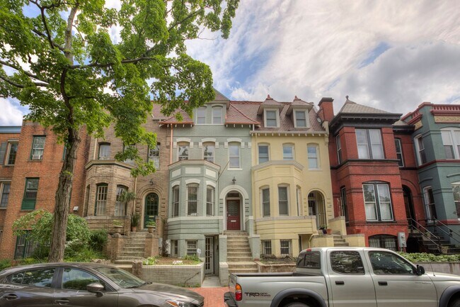 Building Photo - 633 C St NE