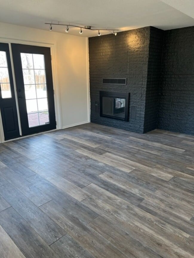 Building Photo - 4 BEDROOM HOME IN SKYWAY!!