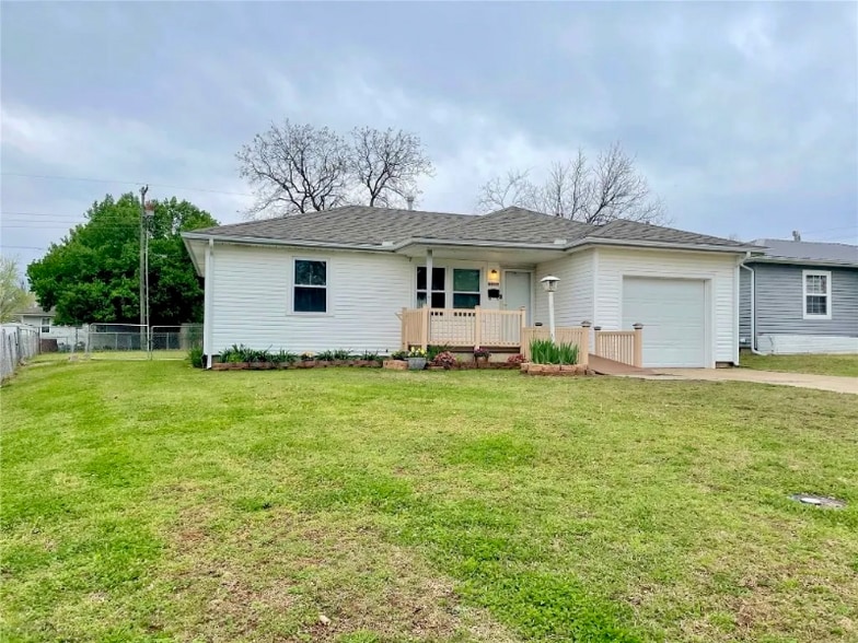 Building Photo - 1205 E Rose Dr