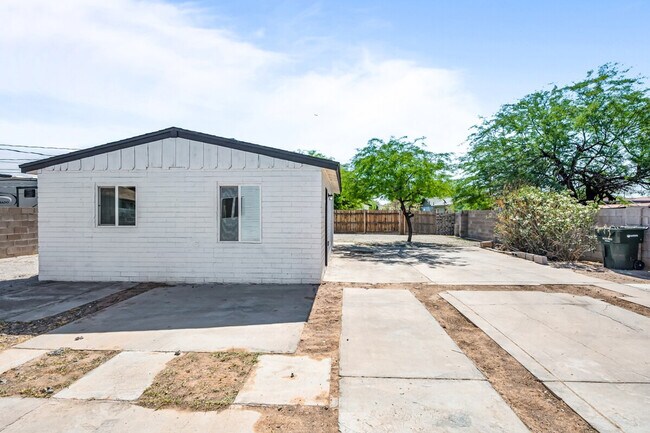 Building Photo - 2302 W Colter St