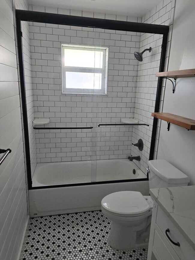 Building Photo - 18942 SE Hillcrest Dr