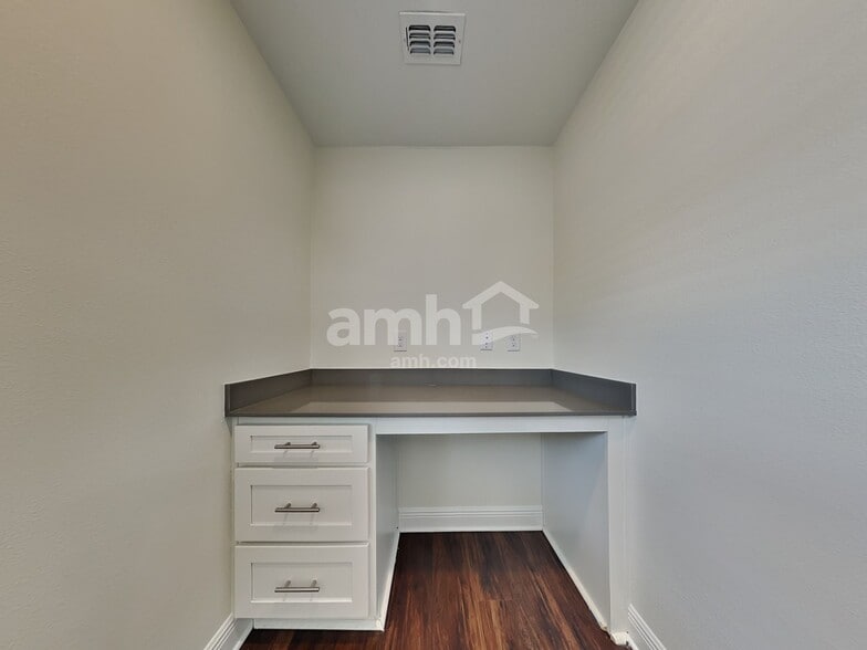 Building Photo - 27438 St Andrews Ave